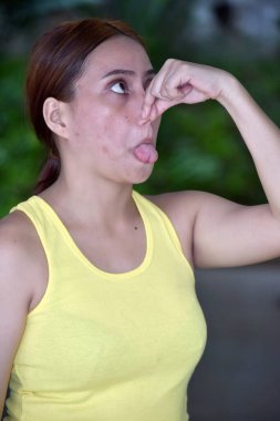 Kokulu Asyalı Atletik Tişört Giyen