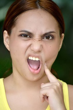 Diş ağrısı olan kızıl saçlı bir kadın.