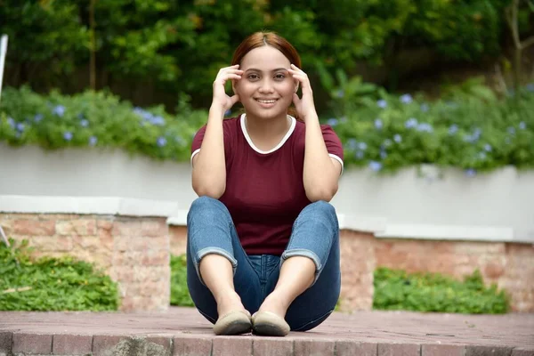 Una Pelirroja Pensativa Sentada Una Hembra Adulta — Foto de Stock