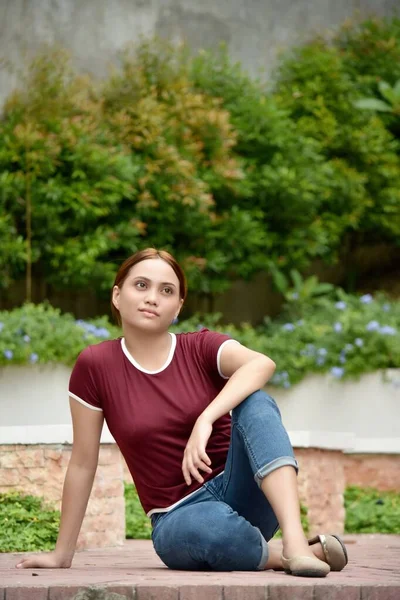 Ernsthafte Rotschopf Frau Trägt Shirt Sitzend — Stockfoto