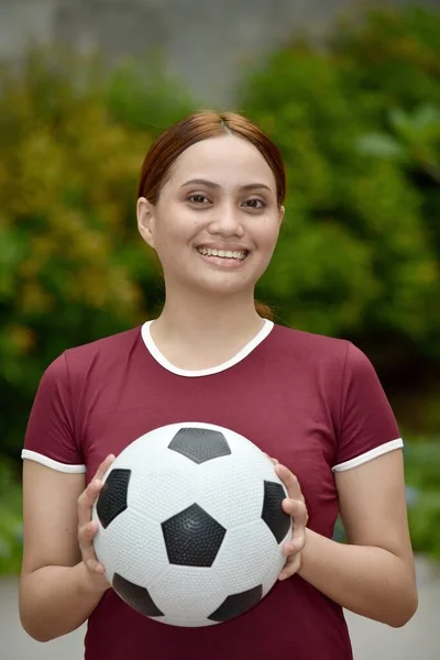 Sorrindo Atlético Ruiva Feminino Com Bola Futebol Fora — Fotografia de Stock