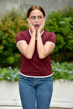 Ürkmüş Kızıl Saçlı Yetişkin Kadın