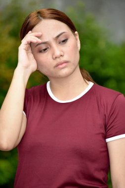 Güzel Asyalı Düşünen Kadın Tişörtü Giyiyor