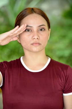 Genç Kızıl Saçlı Selam veren Kadın Tişörtü