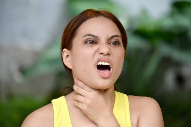 Güzel bir Filipinli Kadın Boğuluyor