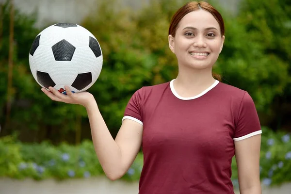 パークでボールを持つ笑顔のアスレチックアジア女性 — ストック写真