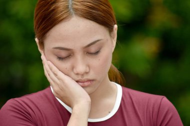 Kızıl Saçlı Yetişkin ve Hüzünlü Tişört Giyen