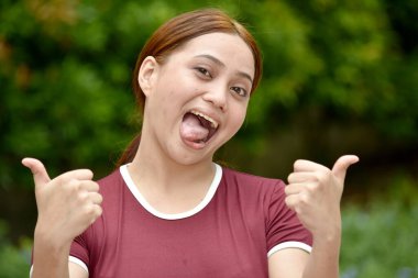 Genç Aptal Filipinli Kadın