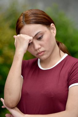 Filipinli Kadın ve Üzüntü Tişörtü Giyen