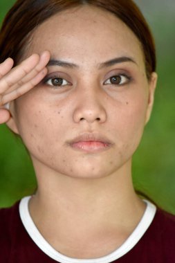 Genç Kızıl Saçlı Kadın Selamlaması