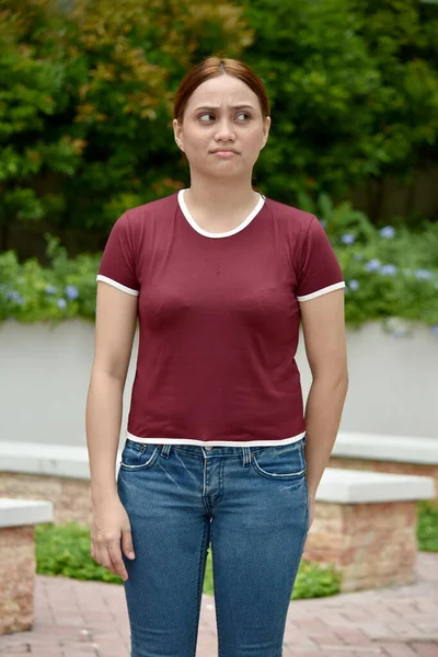 Ruiva Feminina Confusão Vestindo Camiseta — Fotografia de Stock