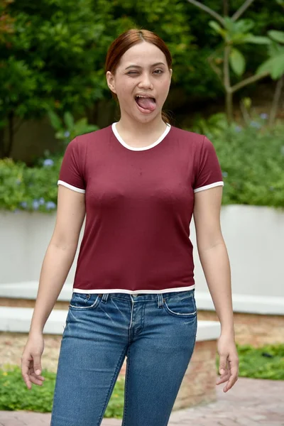 Szalona Atrakcyjna Ruda Kobieta Nosząca Tshirt — Zdjęcie stockowe