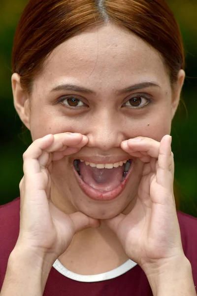 Güzel Kızıl Saçlı Bağıran Kadın Tişörtü Giyiyor