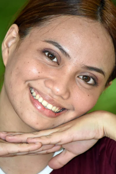 魅力的なフィリピンの女性の笑顔 — ストック写真
