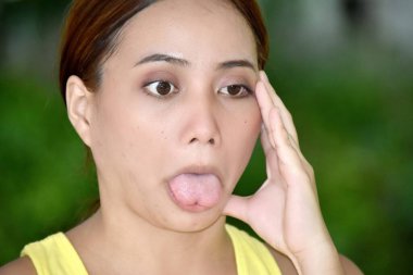 Genç Asyalı Kadın ve Tişört Giyen Tişört