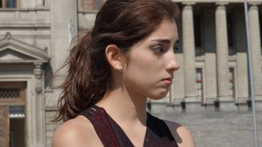 Ciddi Bir Genç Azınlık Kadını