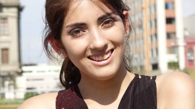 Gülümseyen Genç Çeşitli Bir Kadın