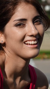 Gülümseyen Güzel Bir Kadın