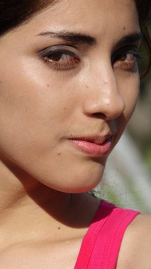 Genç Latin Yetişkin Kadın Yüzü