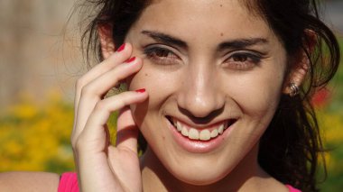 Azınlık Kadını Gülümsüyor