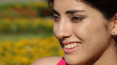 Gülümseyen Genç Bir Kadın