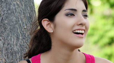 Genç Azınlık Kadın Gülüşü