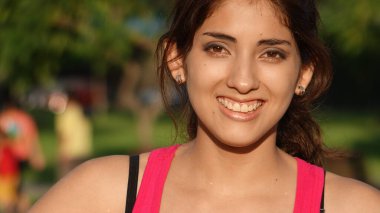 Gülümseyen Genç Bir Azınlık Kadını