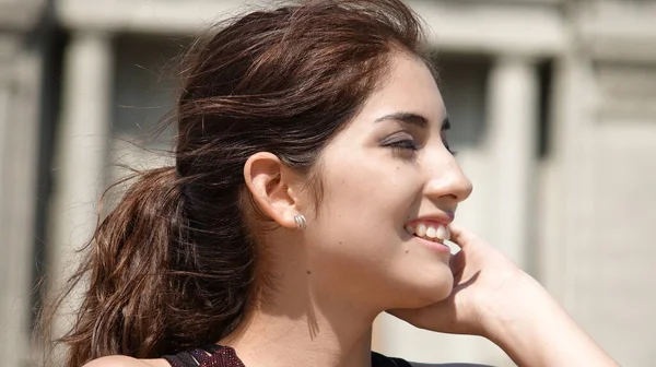 Mutlu Genç Bir Latin Kadın — Stok fotoğraf