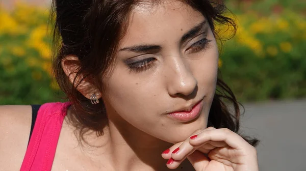 Genç Bir Spanyol Düşünen Kadın — Stok fotoğraf