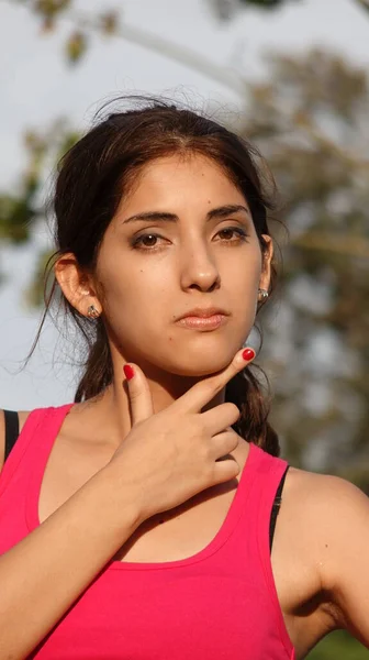 Genç Latin Kadın Giyinen Spor Giyen Kadın Düşünüyor — Stok fotoğraf