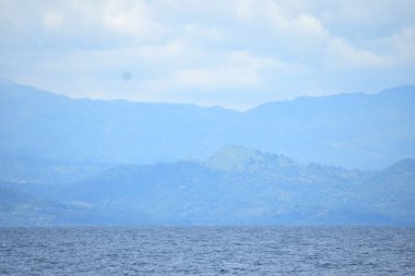 Okyanus Suyu Ufku ve Bulutlu Gökyüzü