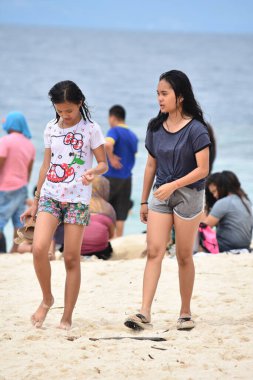 Yazın Sahilde Yürüyenler