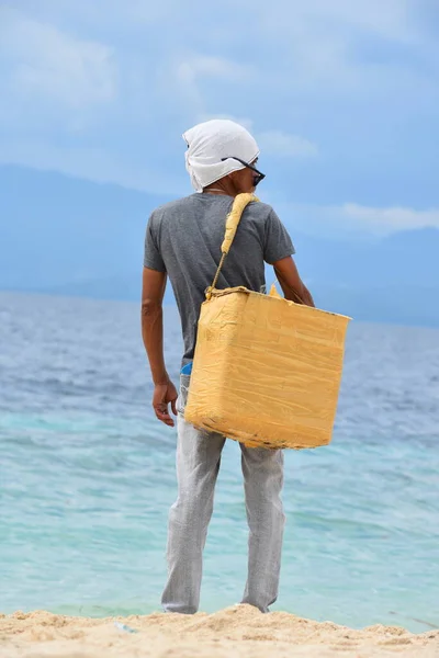 Een Leverancier Met Koeler Het Strand — Stockfoto