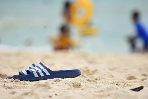 Sandalo Sulla Spiaggia Sabbia Estate — Foto Stock