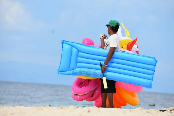 Filippinsk Man Går Stranden Med Flotte — Stockfoto