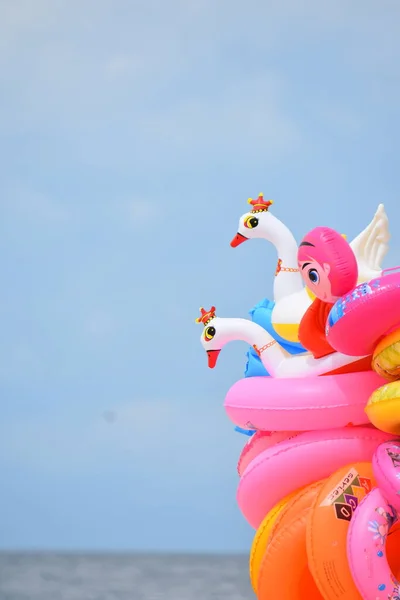 Bunte Runde Aufblasbare Strandspielzeuge — Stockfoto