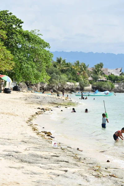 Oameni Care Cad Apă Plaja Tropicală — Fotografie, imagine de stoc