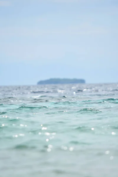 一个海洋水岛与地平线 — 图库照片