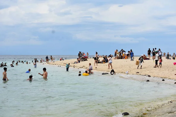 Olika Asiatiska Folkets Dag Stranden — Stockfoto