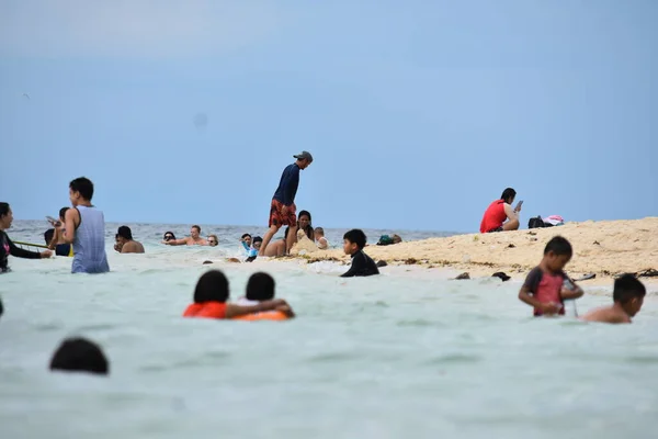 亚洲人在炎热的日子在海滩 — 图库照片