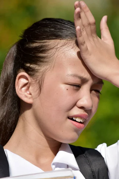 Vergeetachtig Mooi Filippijns Student Tiener Schoolmeisje — Stockfoto