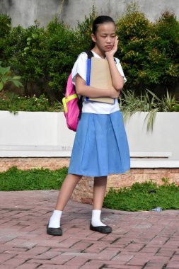 Güzel Azınlık Öğrencisi. Üzerinde kitap olan etek giyiyor.