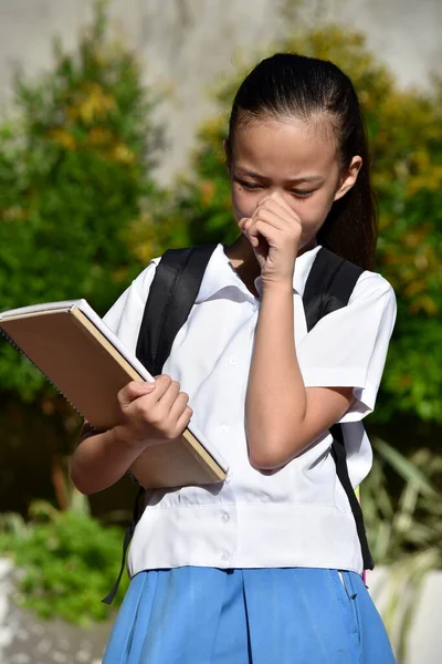Jeugdige Diverse Student Tiener School Meisje Slechte Gezondheid Dragen Boekentas — Stockfoto