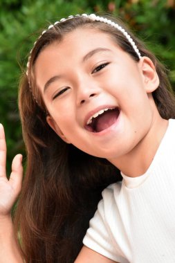 Şirin bir Filipinli Kadın Gülen Kapanış