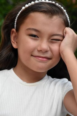 Sevimli bir Asyalı Ergen Kadın Kapanışı