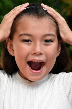 Şaşırmış Farklı Bir Kız Çocuk Kapanışı