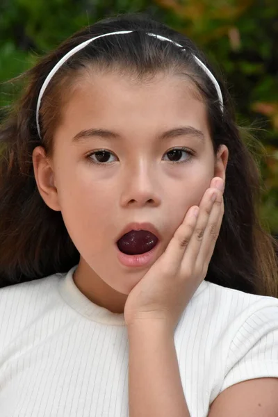 Egy Ijedt Fülöp Szigeteki Lány Gyermek Közelkép — Stock Fotó