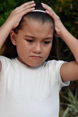 Kafası Karışık Asyalı Kız Çocuk Kapanışı