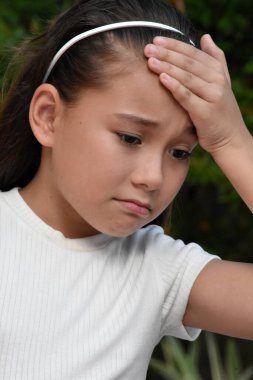 Şirin Bir Kadın ve Endişeli Yakın Çekim