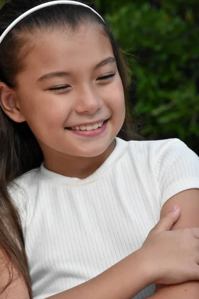 Молода Филипіна Молода Дівчина Замикається Собі — стокове фото